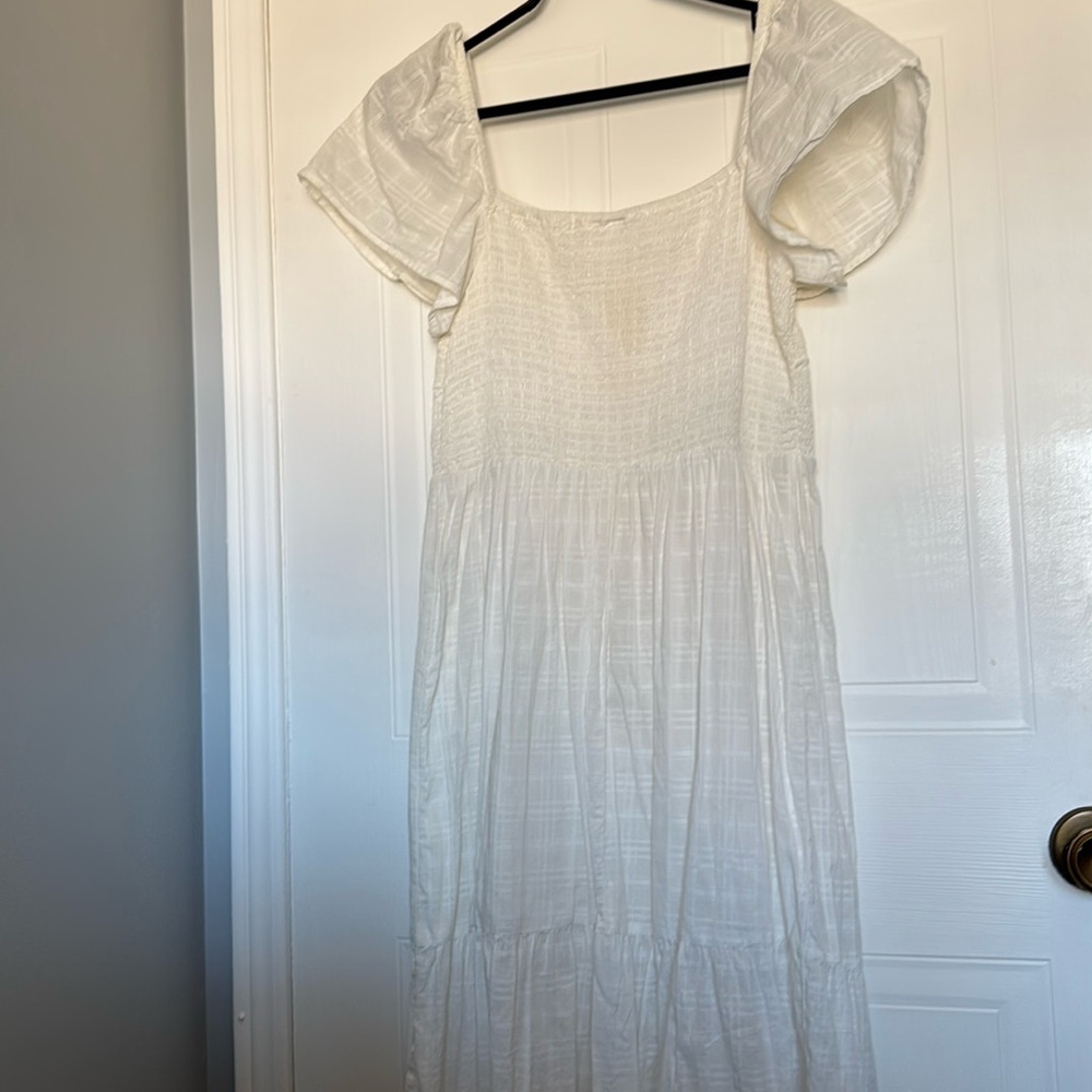 Lightweight gap white flowy dress
